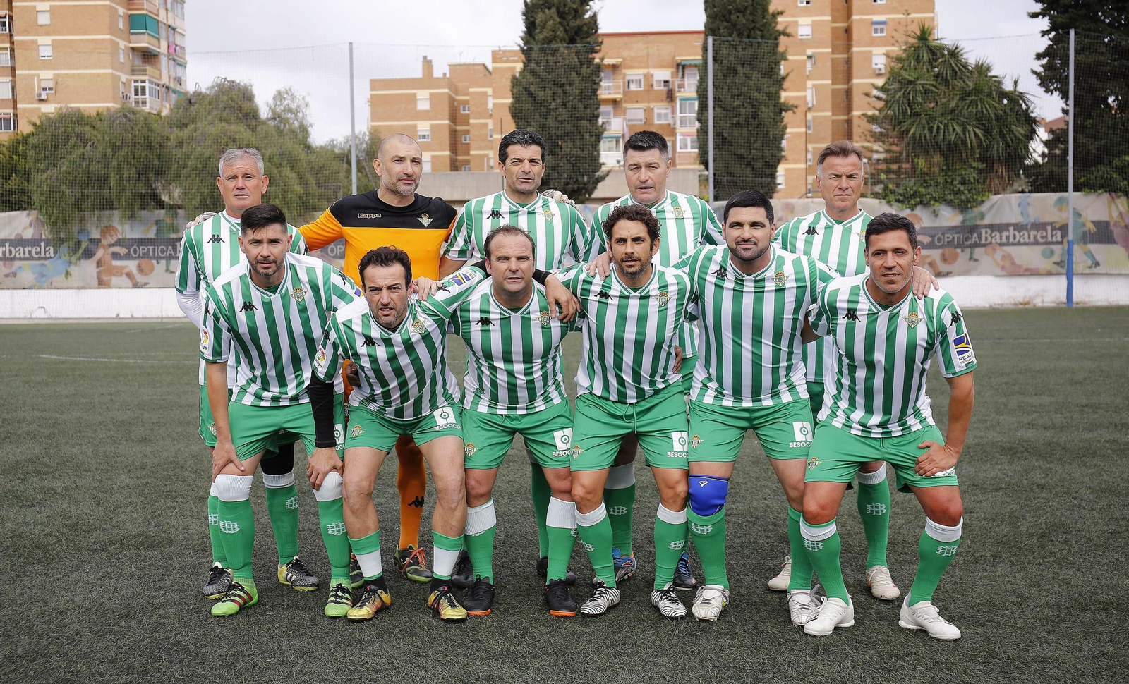 La jornada solidaria de los Málaga Forever y el Betis, en fotos