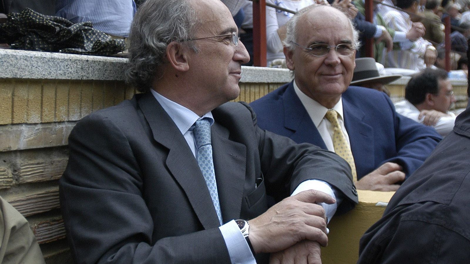 Muñoz Machado en la plaza de toros de Córdoba en 2004 junto al doctor Concha.