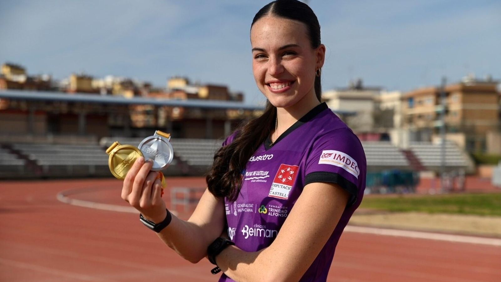 Carmen Avilés, sonriente, posa con las medallas conseguidas. Carmen Avilés, sonriente, posa con las medallas conseguidas.