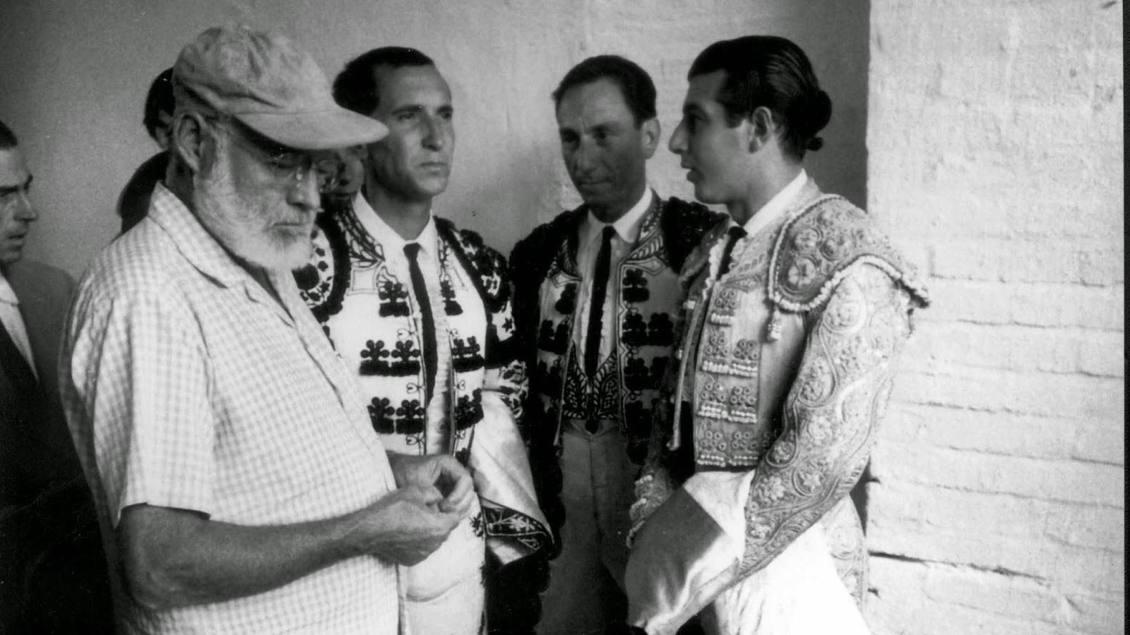 El enfrentamiento entre los cuñados Ordóñez y Dominguín, en la imagen junto a Hemingway, fue real.