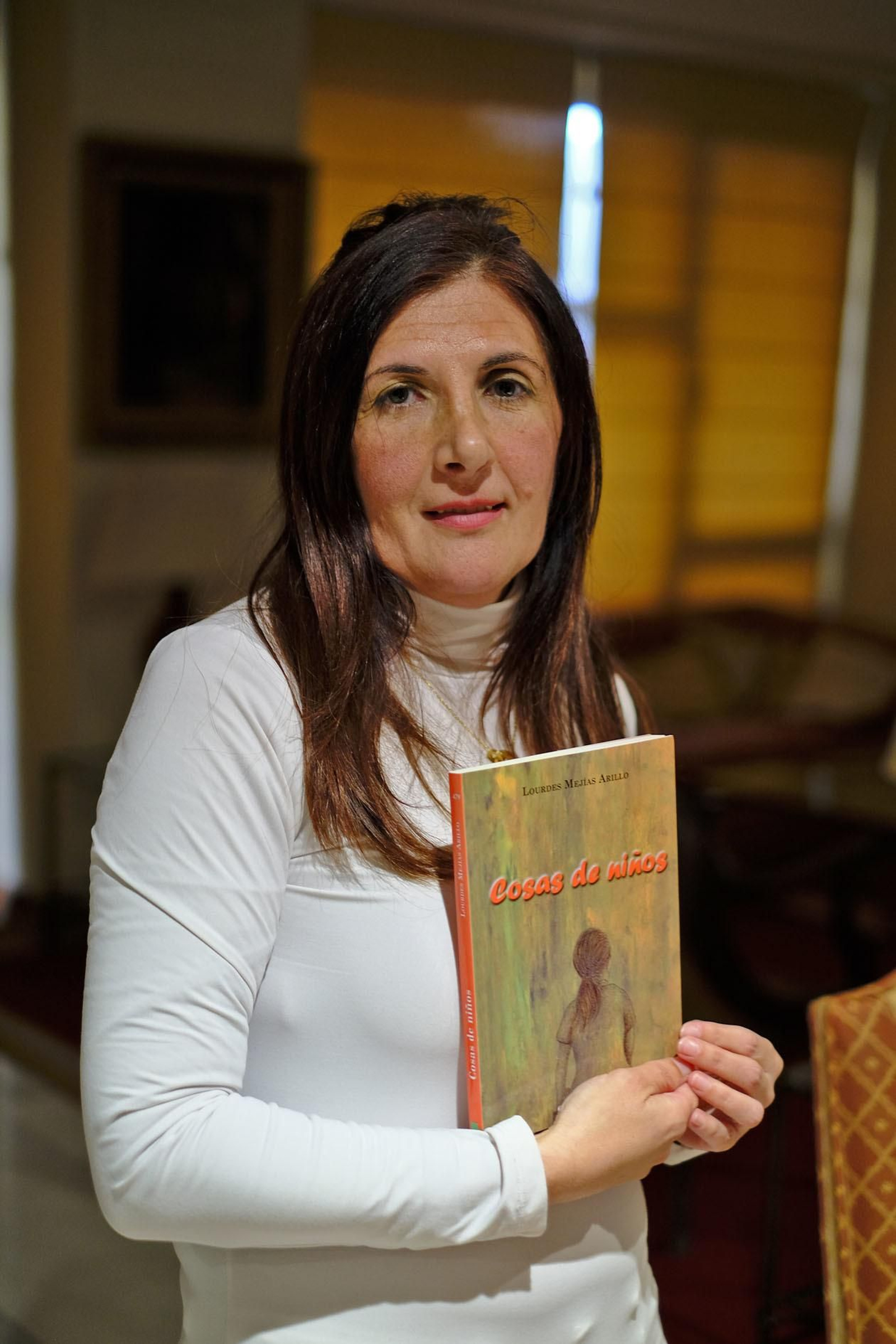 Lourdes Mejías posa con su libro. Lourdes Mejías posa con su libro.