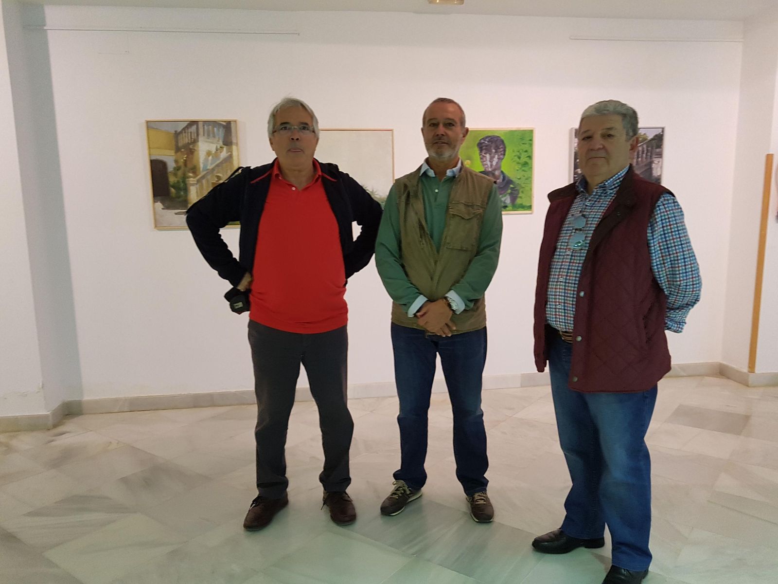 El promotor de la exposición, Eduardo Ruiz Gollury, junto a miembros de la Academia de Bellas Artes.