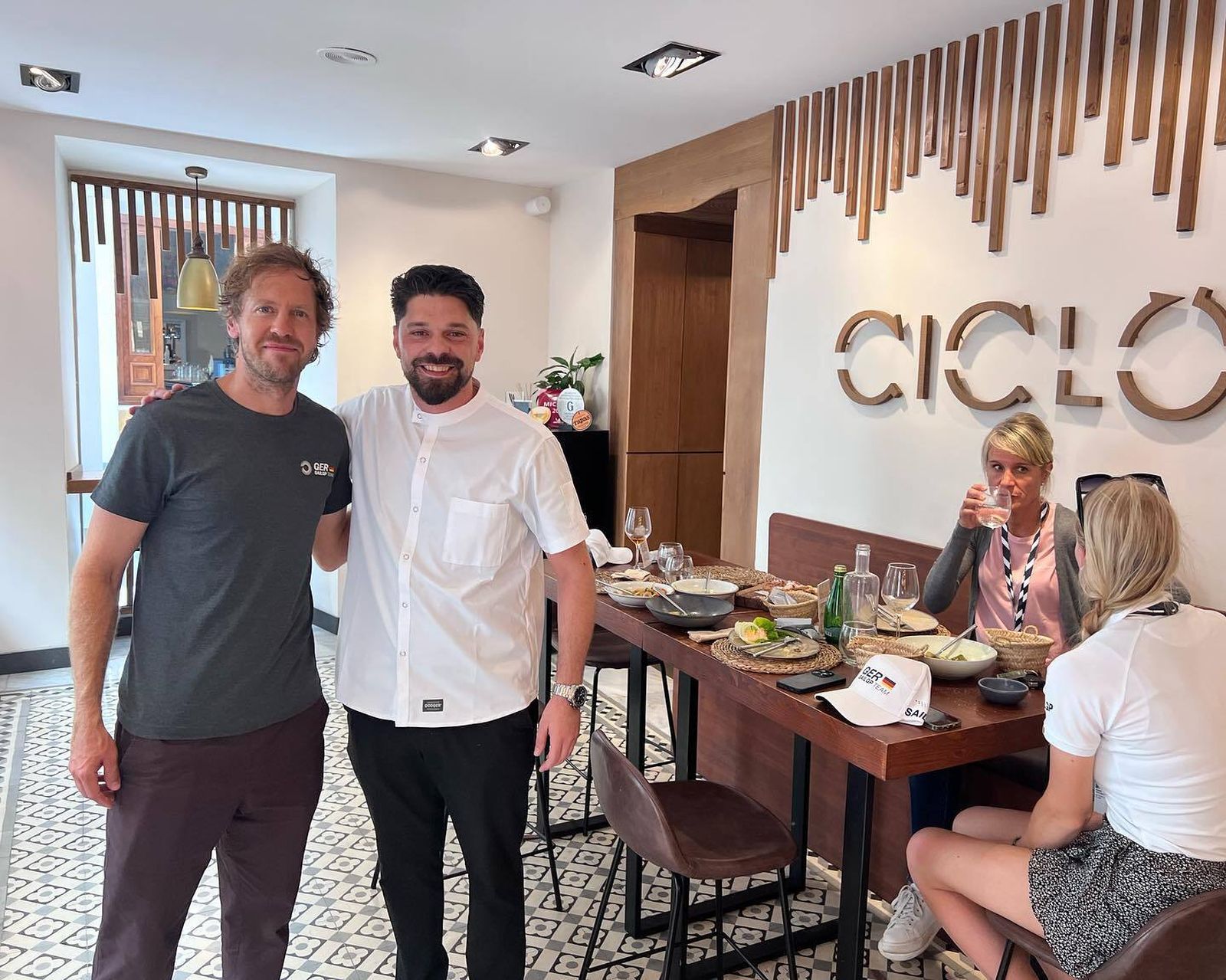 Vettel (i) y Luis Callealta en Ciclo Restaurante.