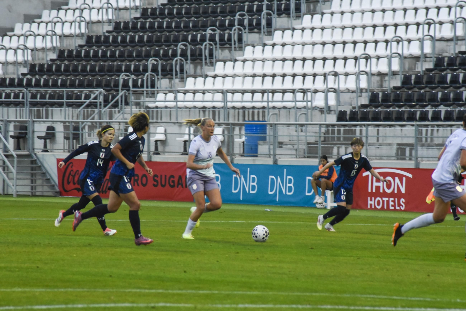Las fotos del partido amistoso entre las selecciones femeninas de fútbol de Noruega y Japón en La Línea