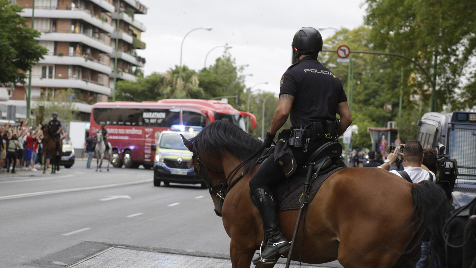 Mucha  presencia policial en el entorno del Sanchez Pizjuán  durante el derbi