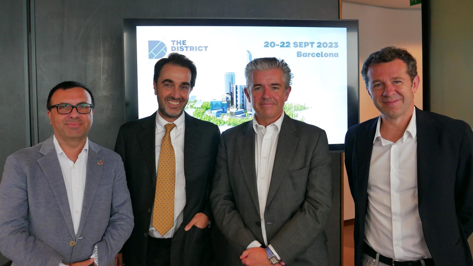 Massimo Saletti, de JP Morgan, y Jonathan Hull, de CBRE, junto con los directivos de The District