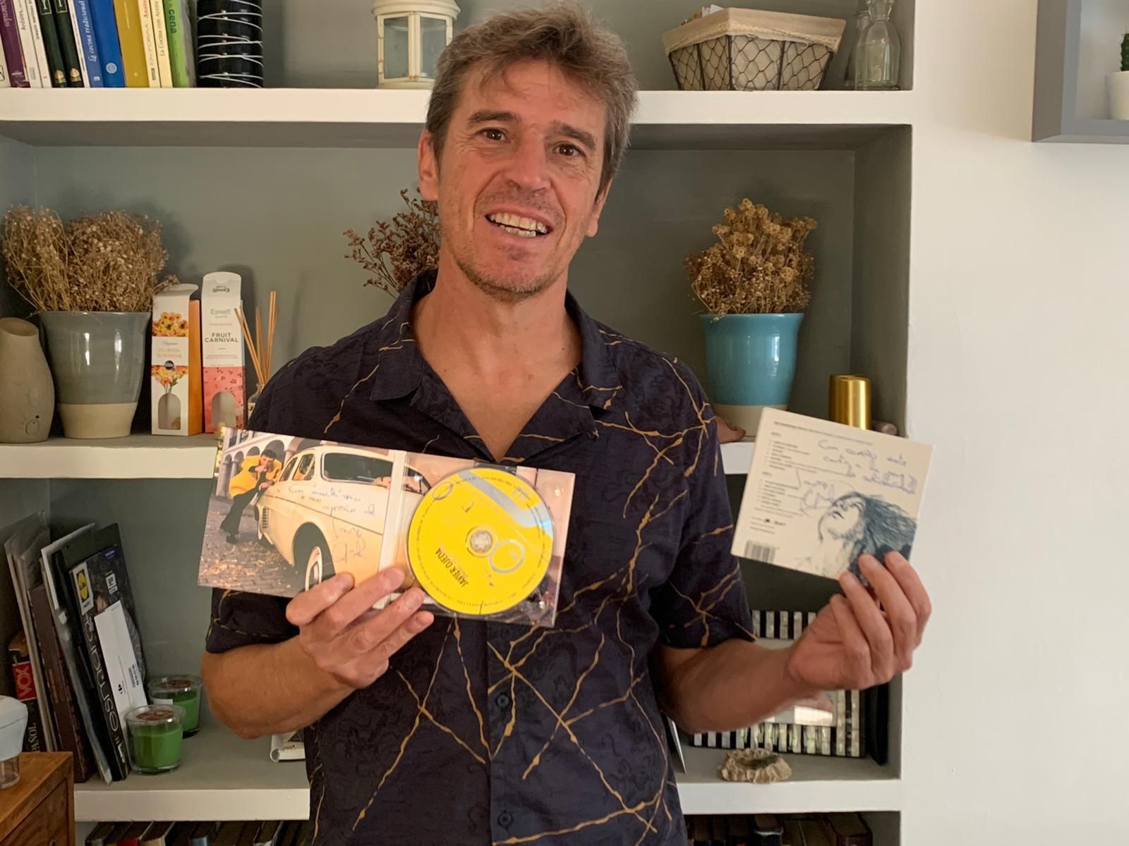 El cantante Javier Ojeda y algunos de los objetos que donó.