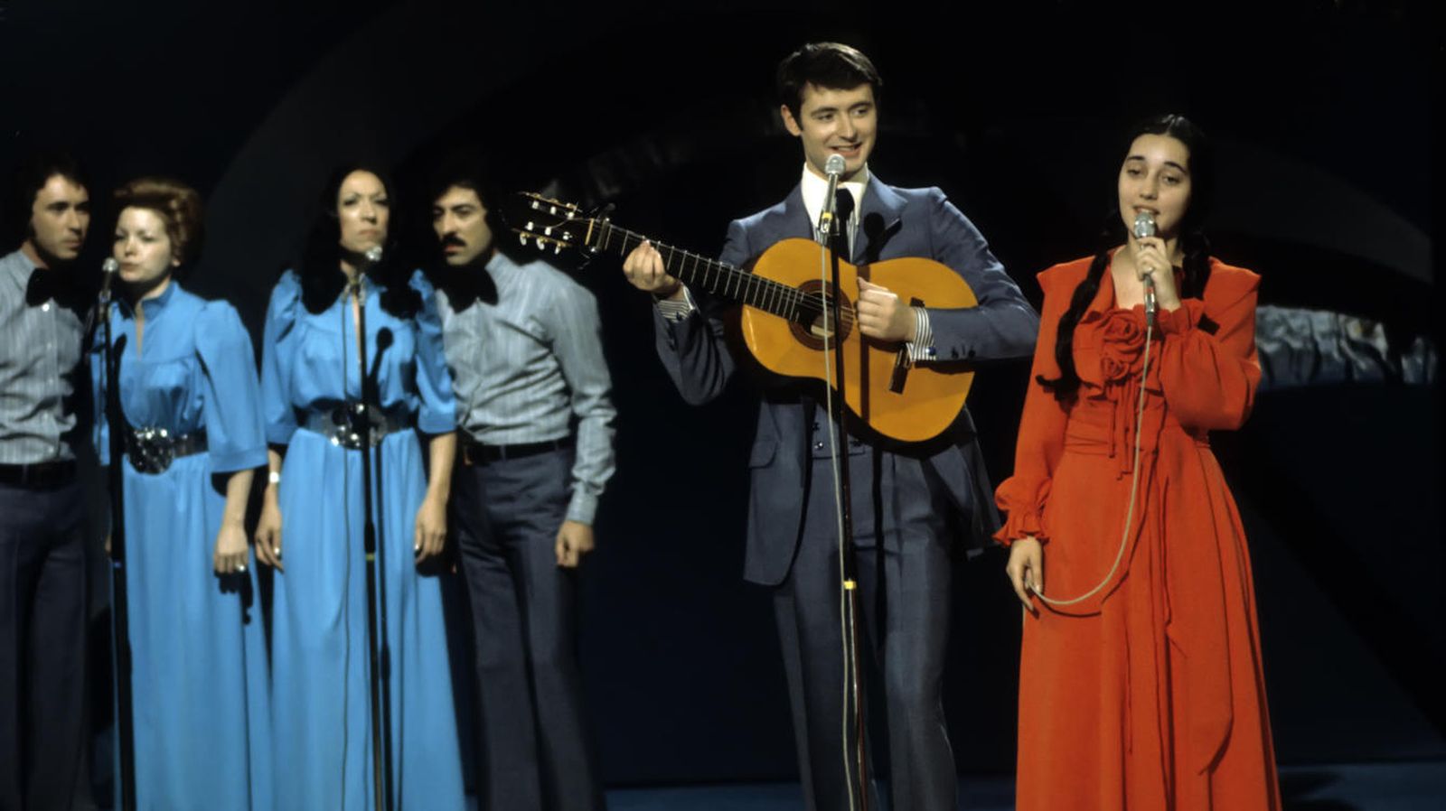 Tras este ensayo Sergio se quitó la guitarra y Estíbaliz, el traje rojo.