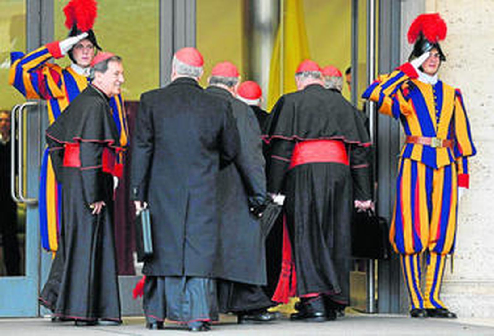Los cardenales llegan a la cuarta congregación preparatoria del cónclave que elegirá al sucesor de Benedicto XVI, en el Aula Nueva del Sínodo.