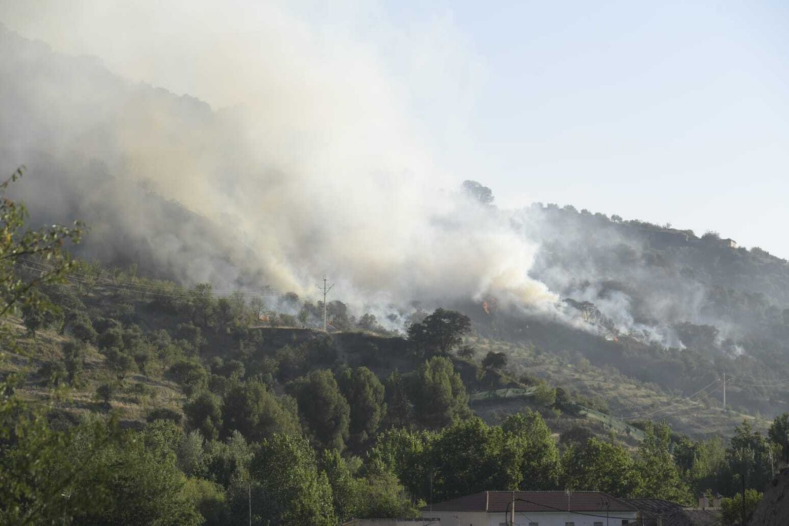 Así están siendo las labores de extinción del aparatoso incendio forestal de Pinos Genil