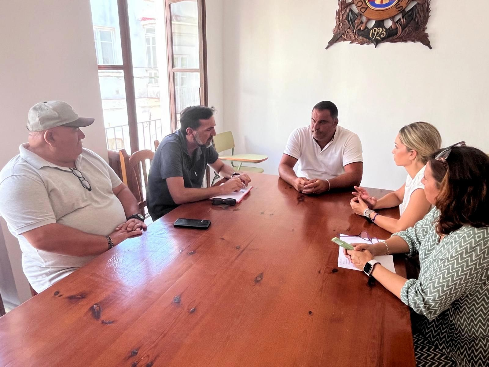 La reunión entre los responsables del PSOE de Tarifa con el patrón mayor.