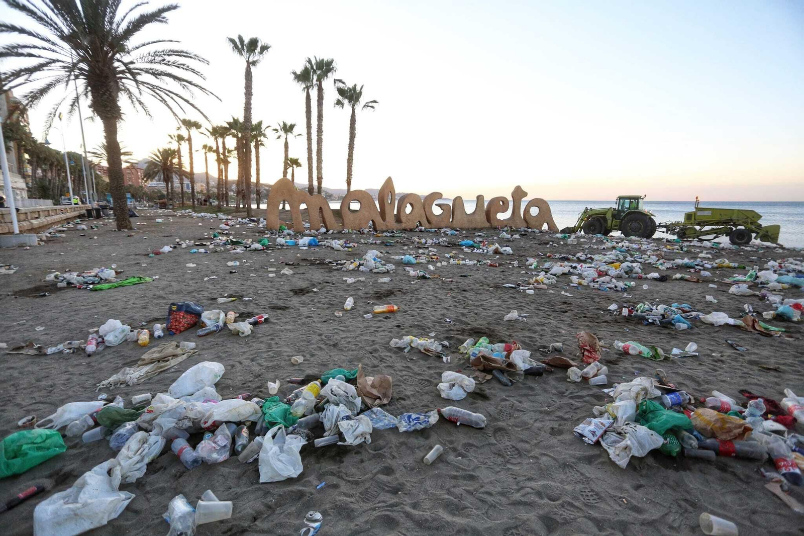 Así han amanecido las playas de Málaga tras la noche de San Juan