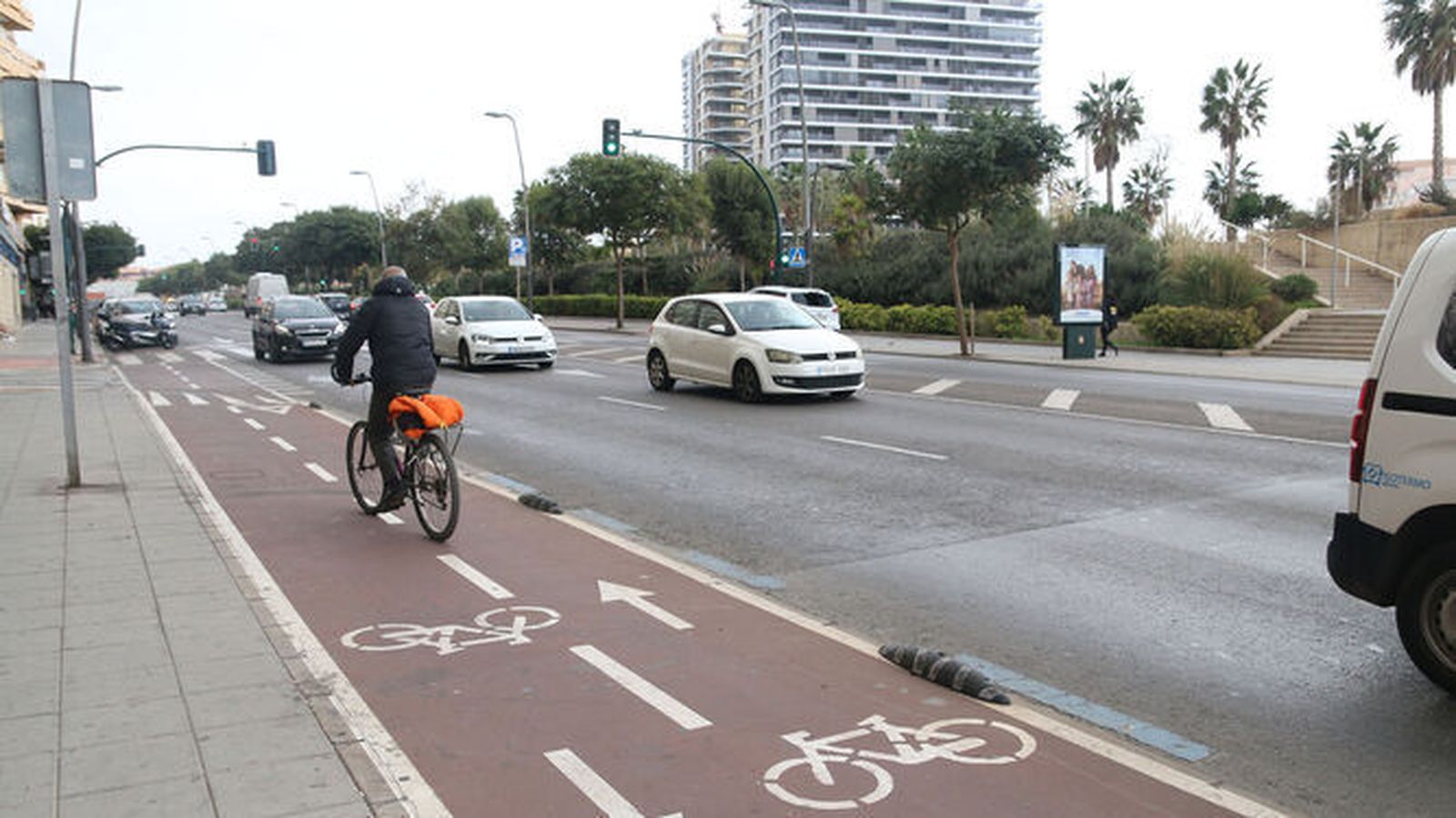 Un ciclista circula por un tramo de carril bici en la capital.