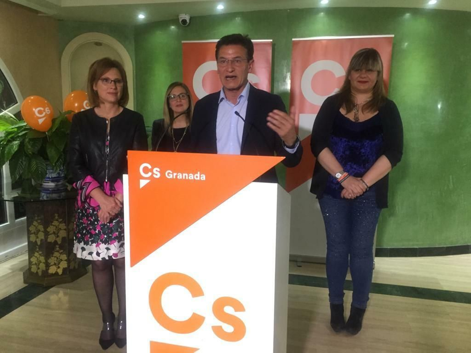 Luis Salvador, candidato a la Alcaldía, comparece ante los medios