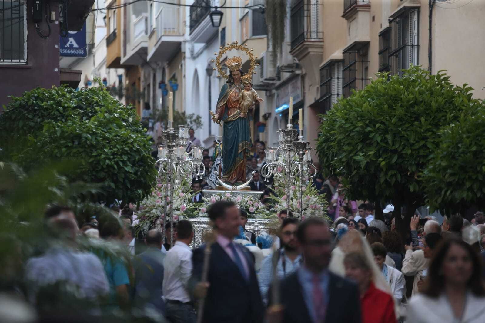 La procesión de María Auxiliadora, por el centro de Algeciras.
