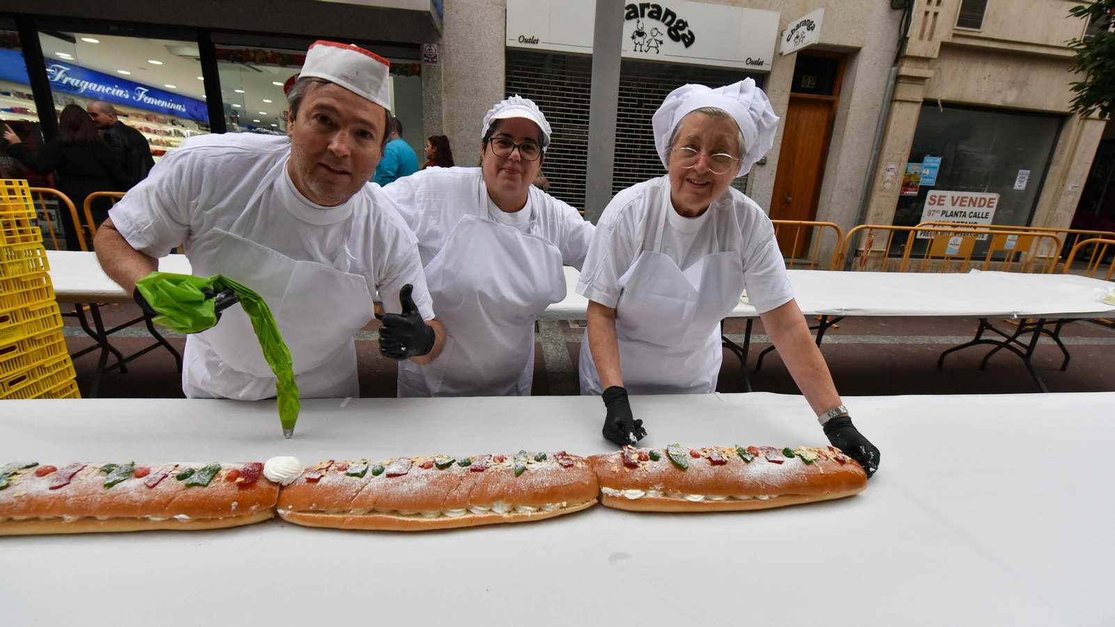 El III roscón de Reyes gigante solidario de Algeciras, en imágenes