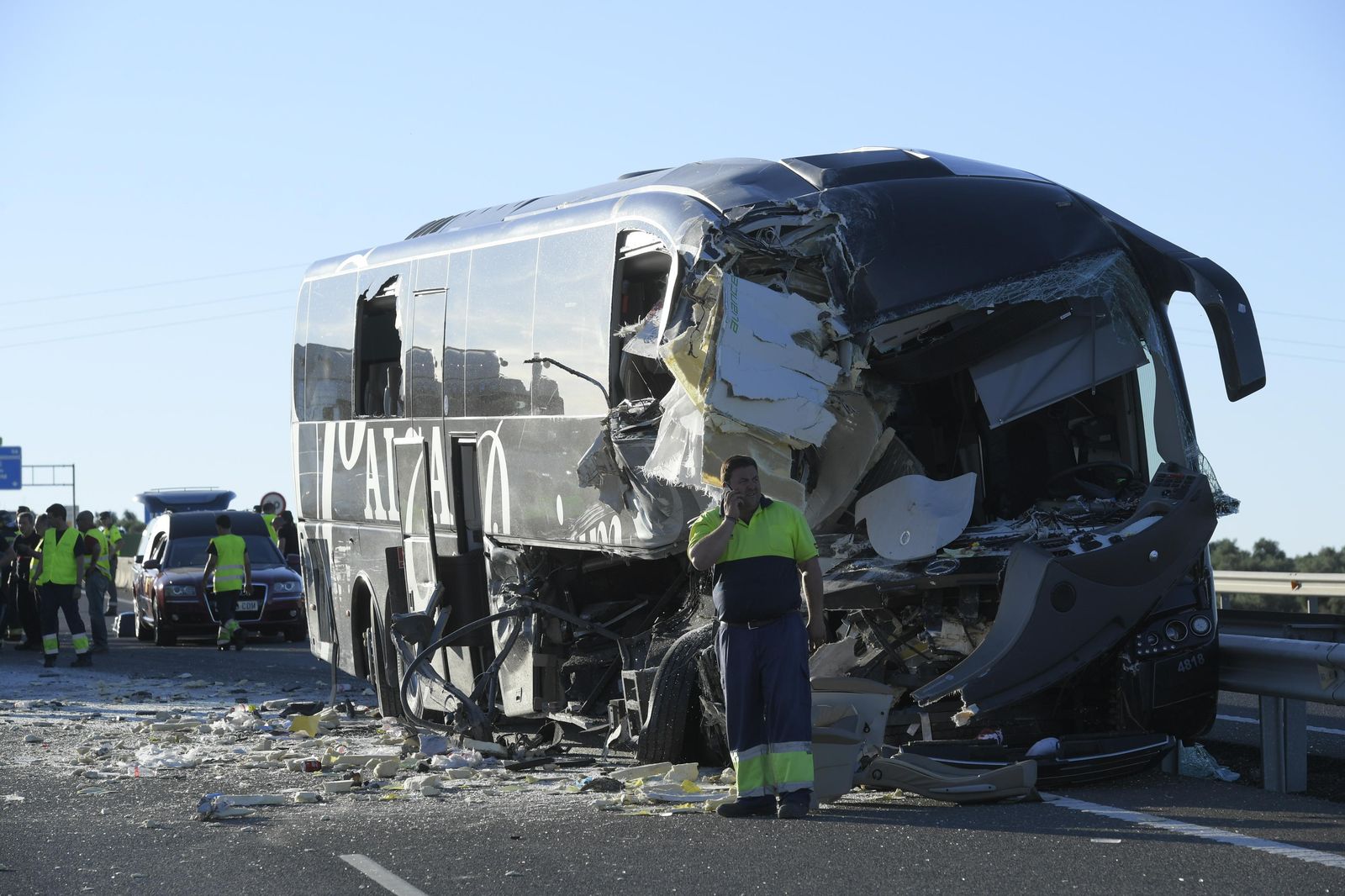 El autobús siniestrado, ayer en la A-44 a la altura de Bailén.