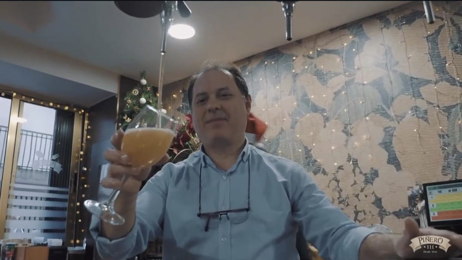 Antonio Piñero sirve una copa de cerveza.