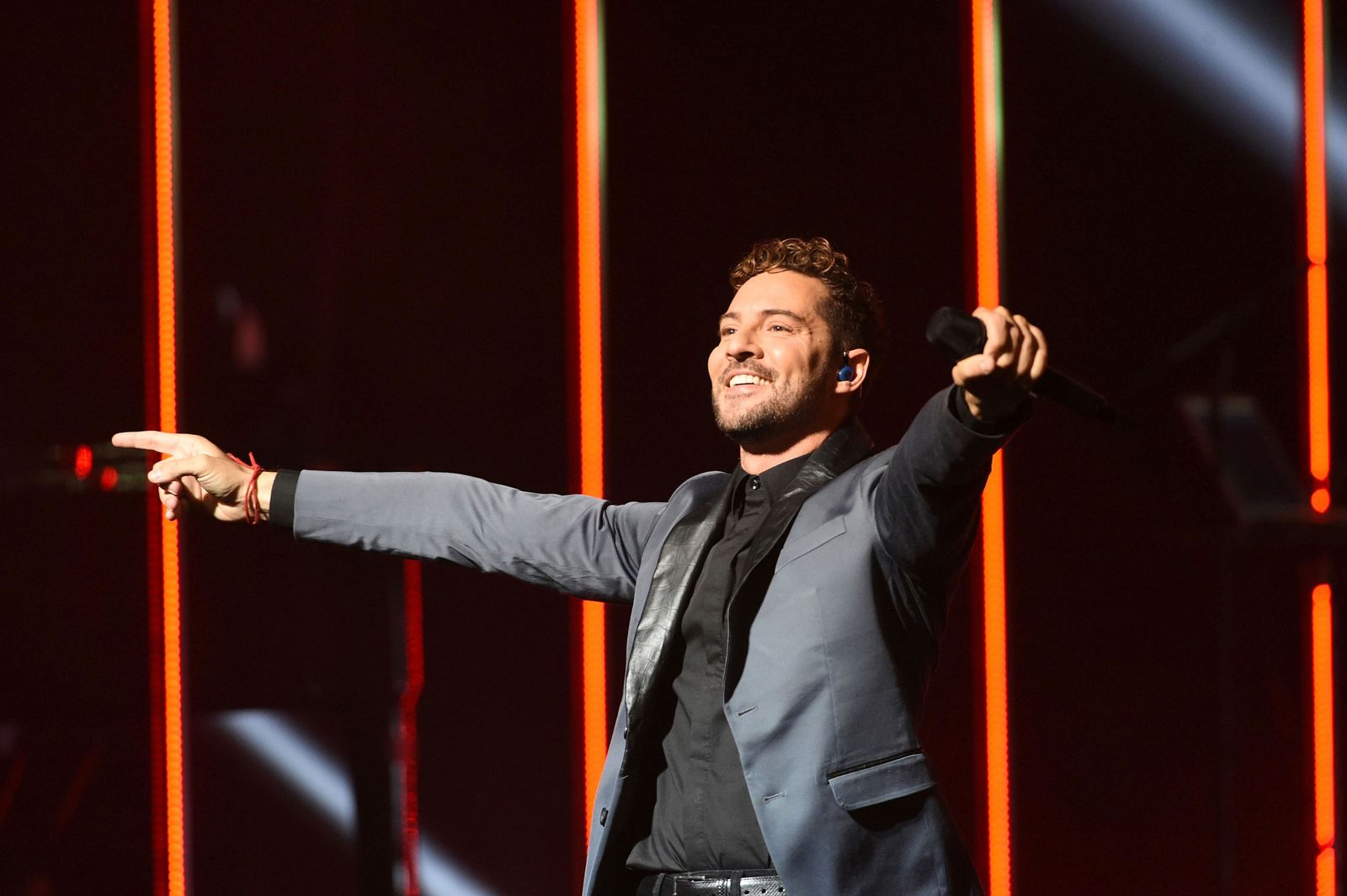 1. David Bisbal llega con la gira de su último disco a la plaza de toros de El Puerto. 2. Miguel Poveda es uno de los artistas que componen el cartel del Tío Pepe Festival de Jerez. 3. El grupo La Canalla estará en el Baluarte, con uno de esos conciertos especiales con los que vienen a Cádiz cada verano. 4. El cantante Antonio José estará en Sanlúcar.