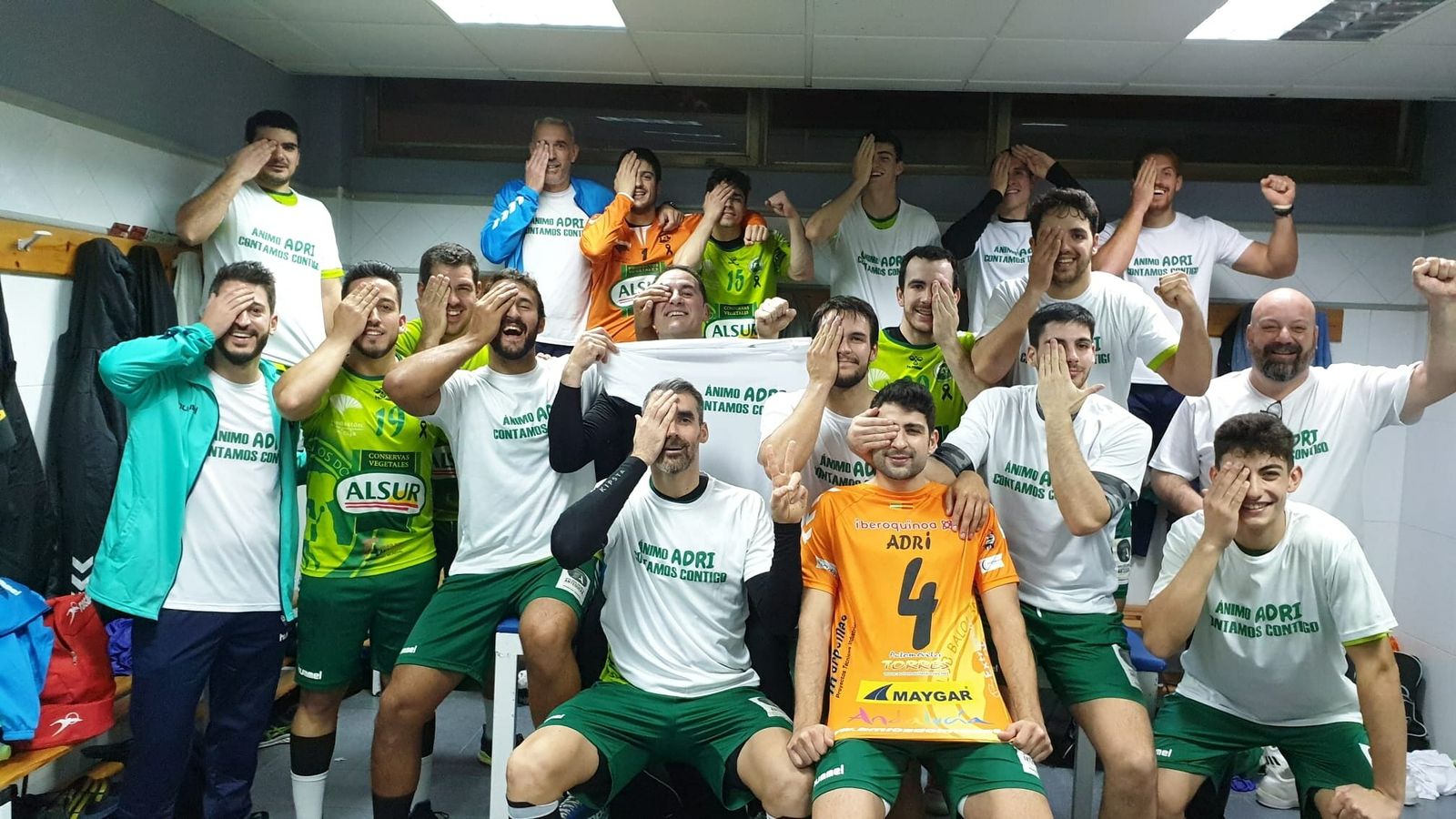 Jugadores del Alsur Antequera celebrando la victoria en el vestuario.