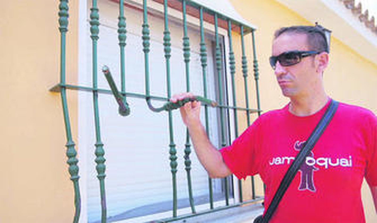 Uno de los dueños de la casa muestra por dónde entraron los cacos.