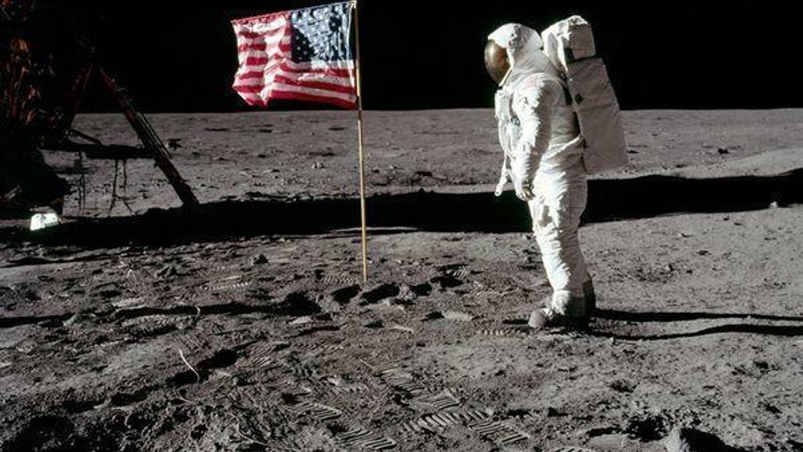 Cincuenta años después de la caminata lunar del Apolo 11, sigue generando polémica el ondeo de la bandera norteamericana.