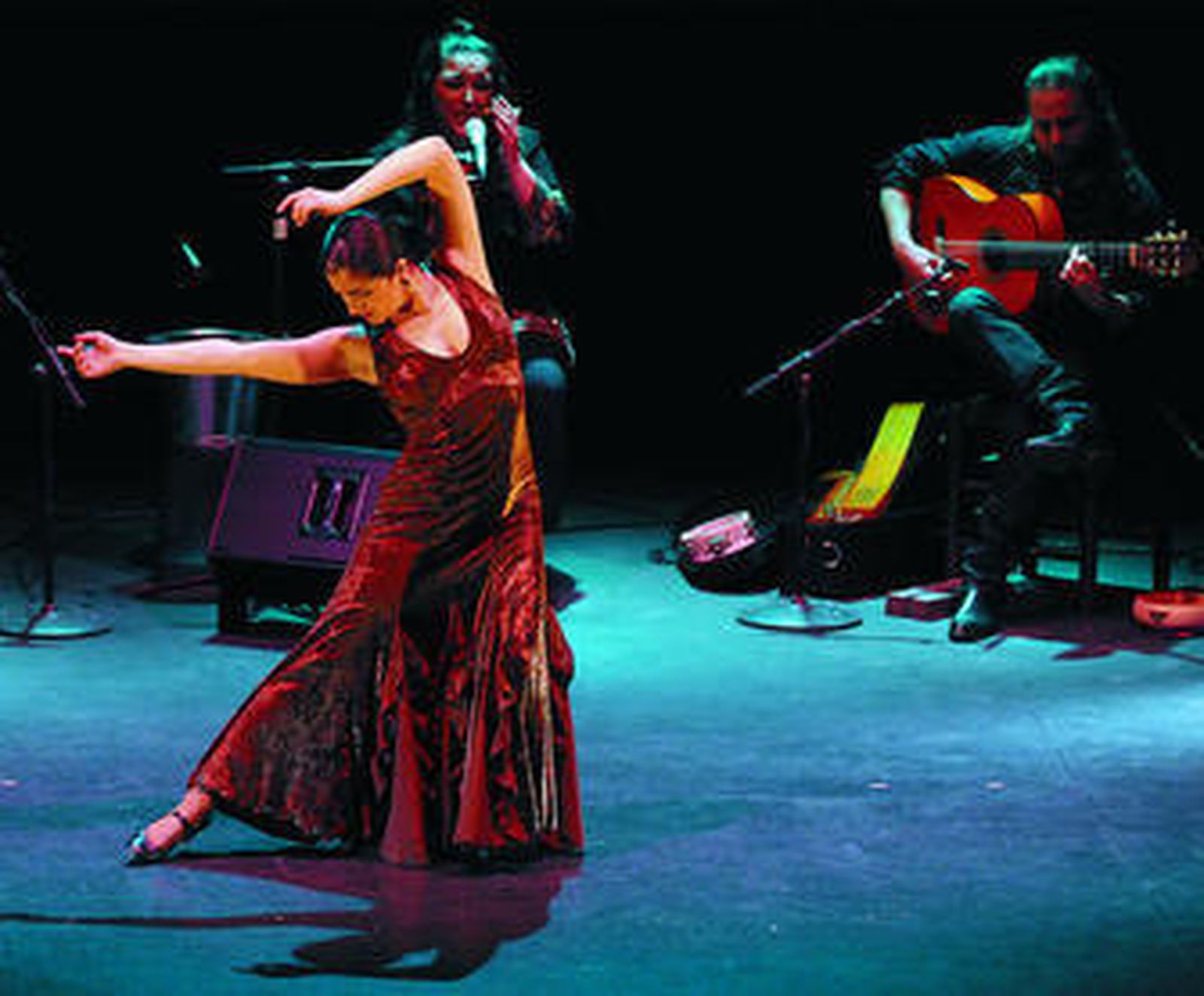 Ángeles Gabaldón baila con los sones de la guitarra de Raúl Cantizano.
