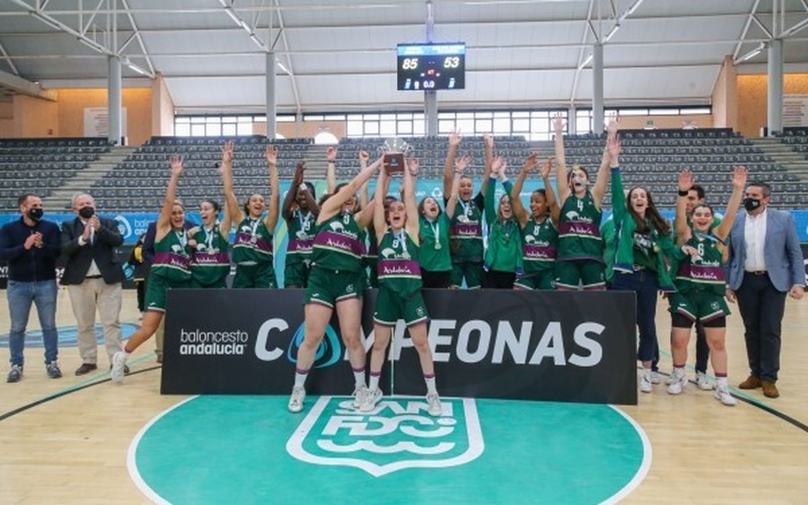 El Unicaja Femenino celebra el título.