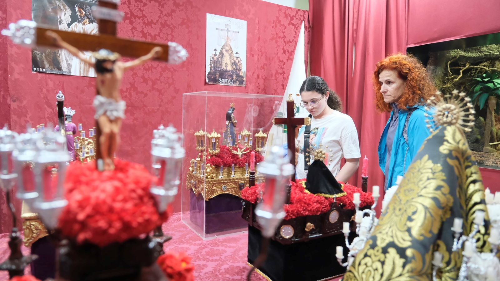 Visitantes a la exposición de pasos en miniatura de Semana Santa en la asociación de vecinos Nuestra Señora de Belén