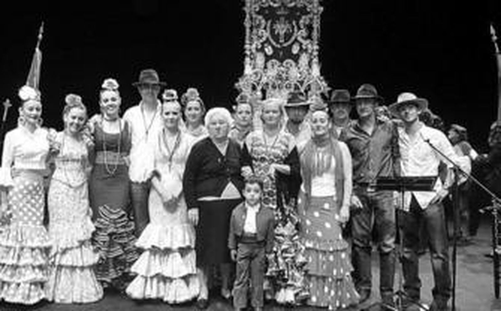 Los Pinito, una familia con gran tradición en la romería de la Santa Cruz sobre el escenario.
