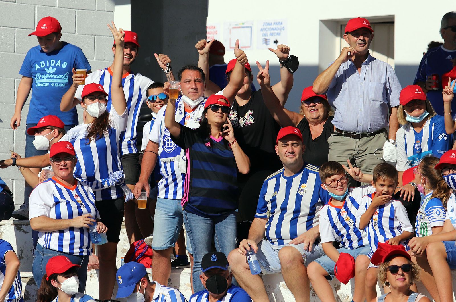 Imágenes de la afición más fiel del Recre en su visita al campo del Antoniano