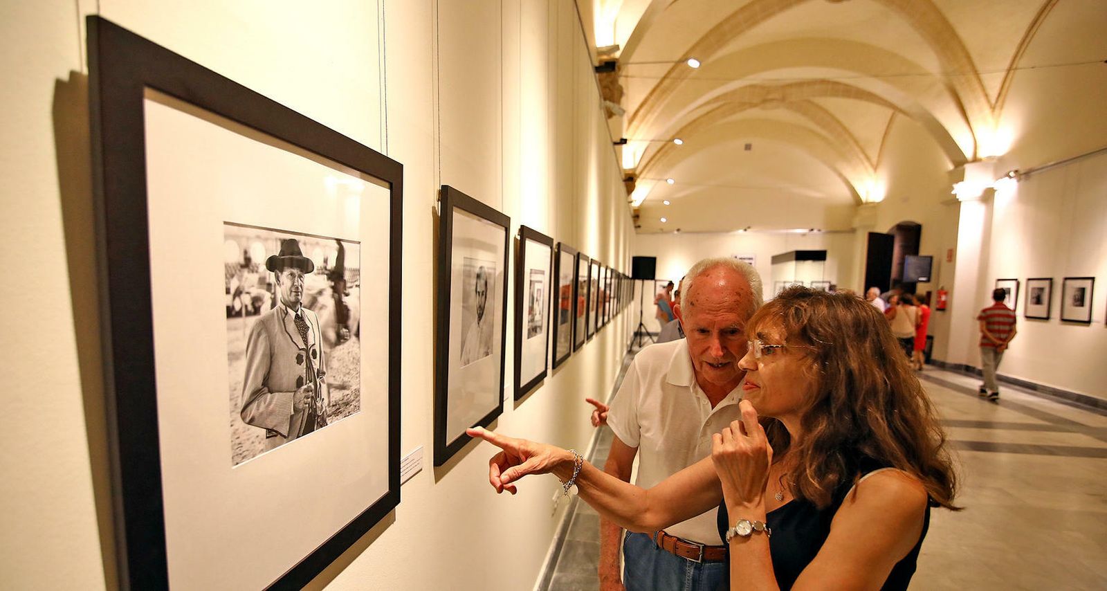 Exposición de la Agrupación Fotográfica San Dionisio en los Claustros.