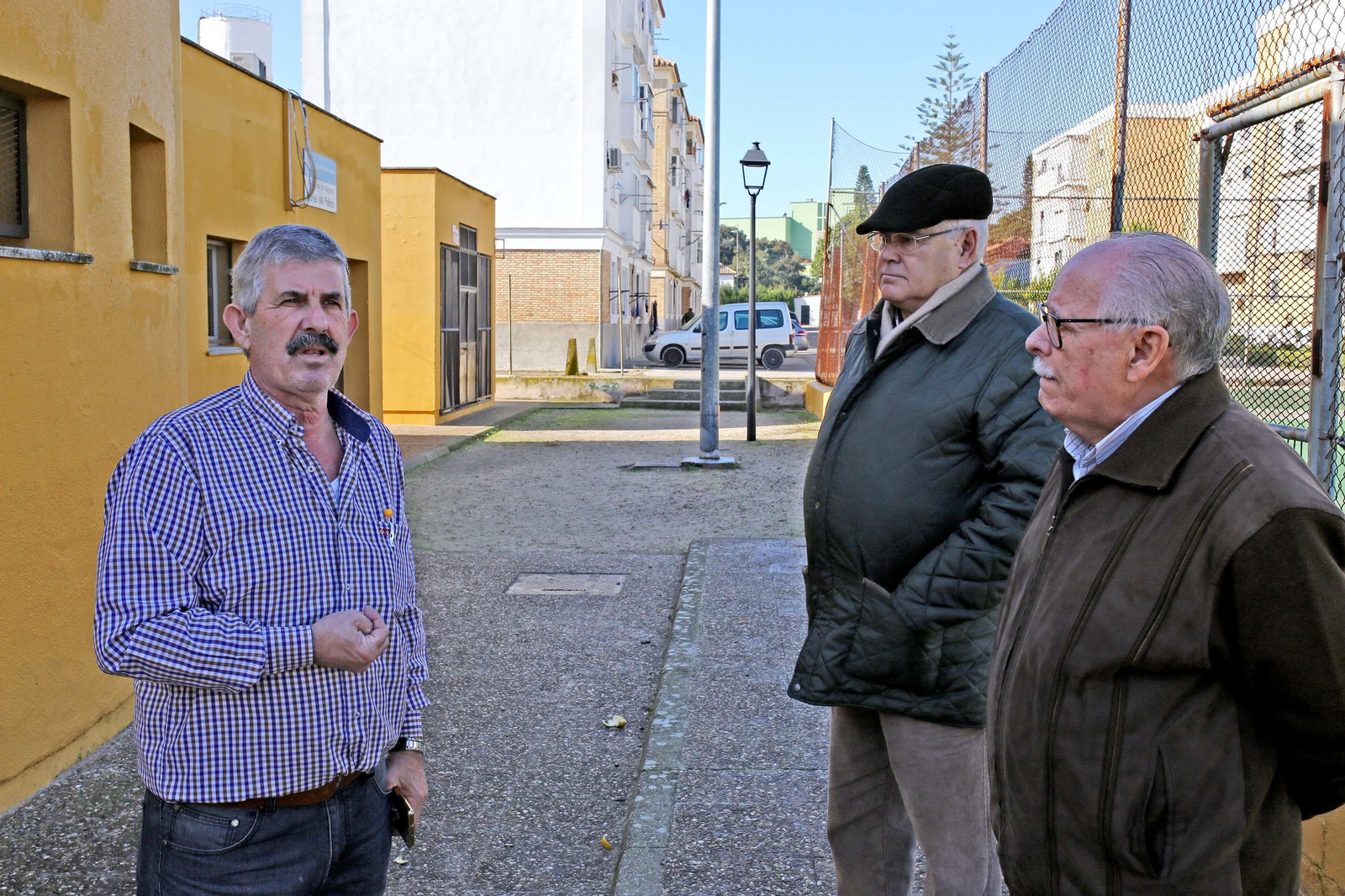 Benito Fernández, Sebastián Peña y Manuel Cazorla, en el centro de barrio de El Pelirón. Benito Fernández, Sebastián Peña y Manuel Cazorla, en el centro de barrio de El Pelirón.