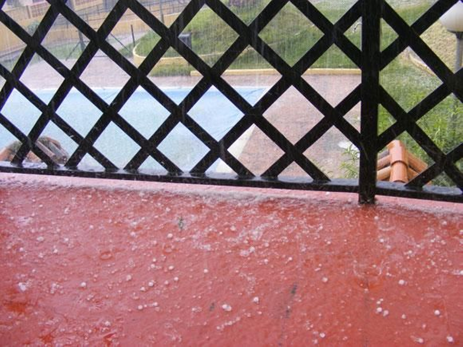 La ciudad se ha visto sorprendida por una espectacular granizada.

Foto: Europa Sur