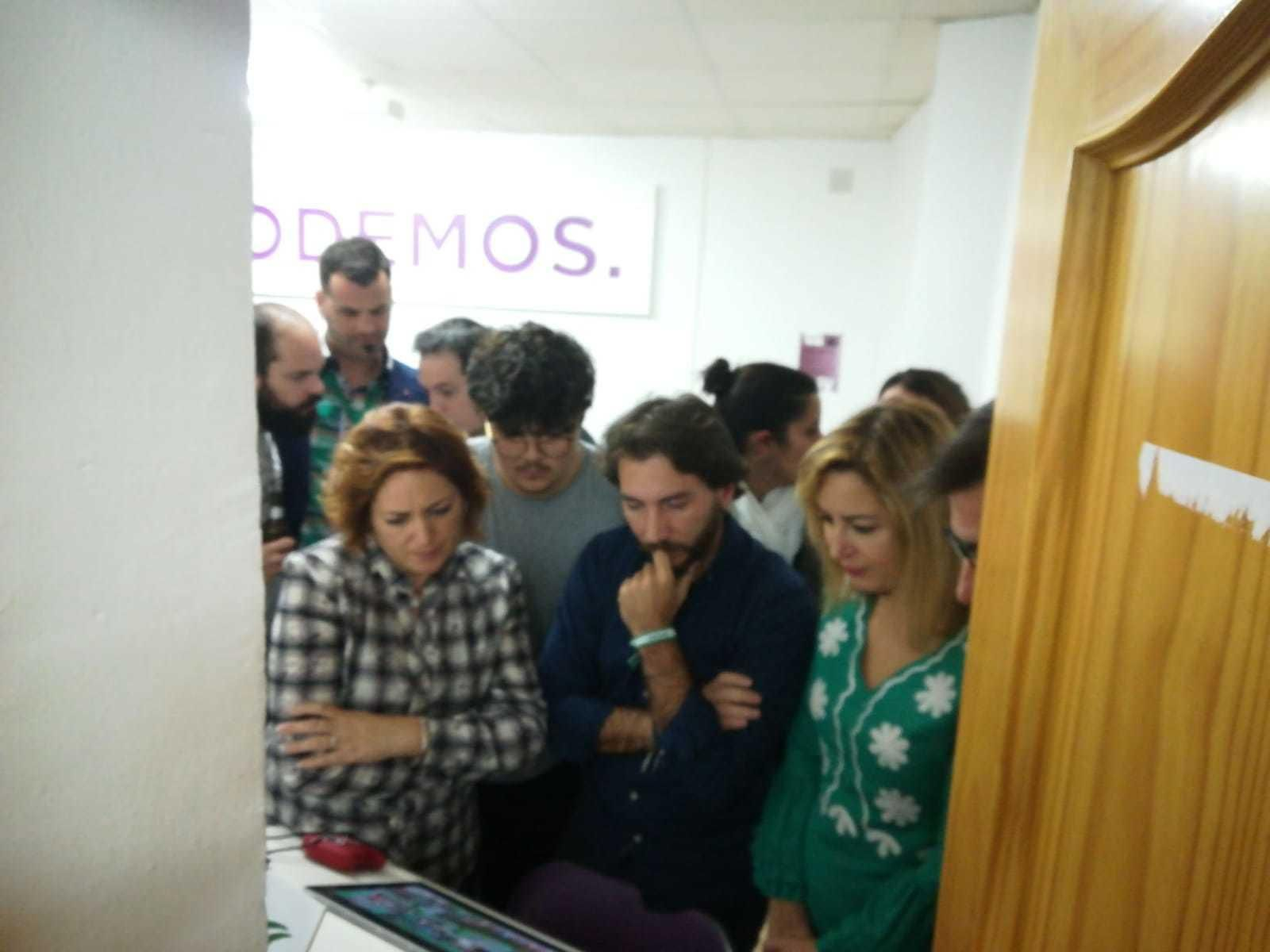 Carmen Lizárraga (derecha) sigue el desarrollo del recuento junto a Mari Carmen Pérez (izquierda) y José Moreno (centro).