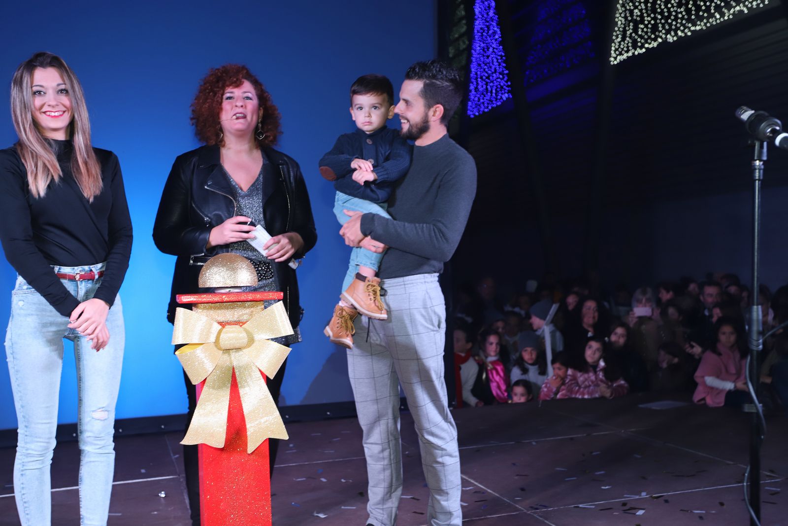 Imágenes  del alumbrado de Aqualon, que tuvo como padrino a Hugo Molina, finalista de Got Talent