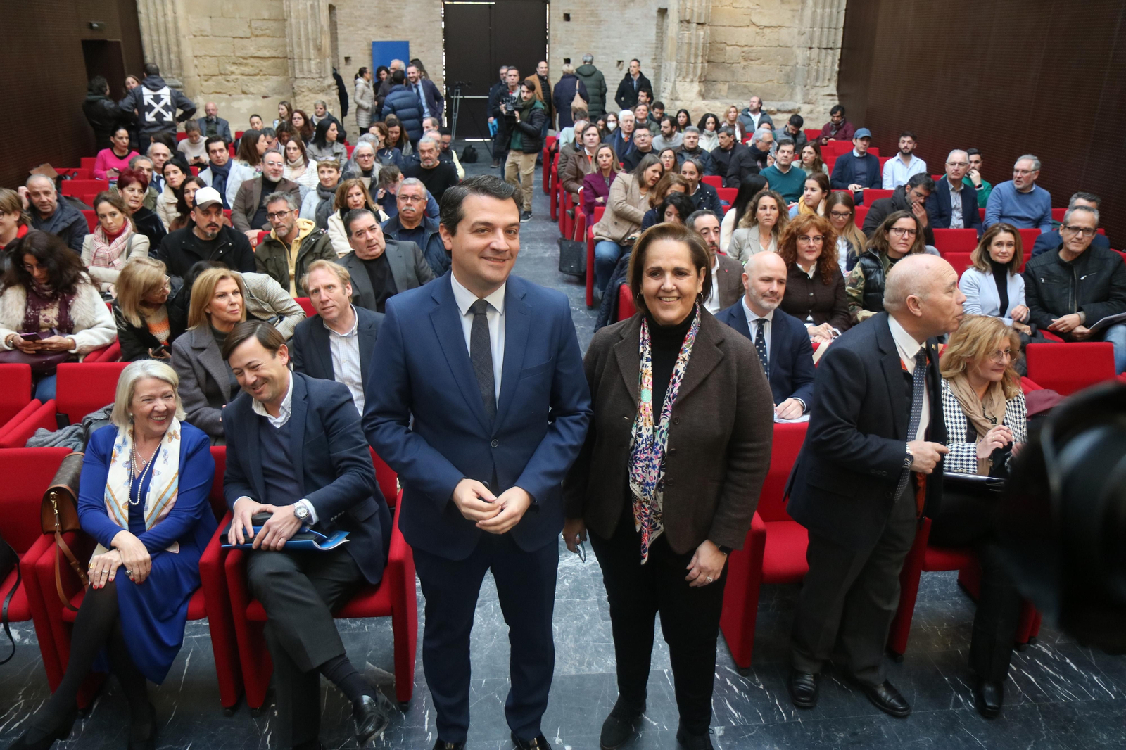 El alcalde, José María Bellido, y la presidenta del Imdeec, Blanca Torrent, con los representantes de las asociaciones.