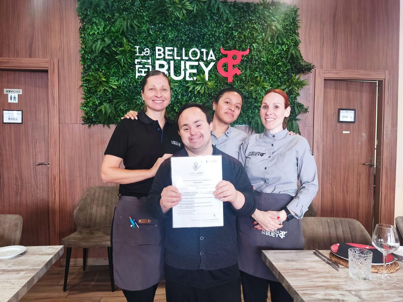 Diego Hurtado trabaja en el restaurante La Bellota y El Buey.