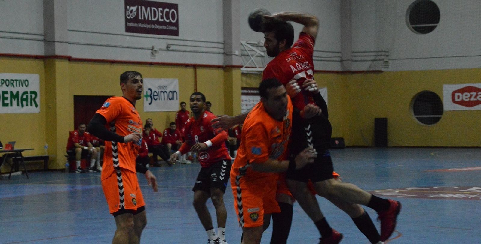 Un jugador del Cajasur Córdoba BM intenta superar la defensa del Torrelavega.