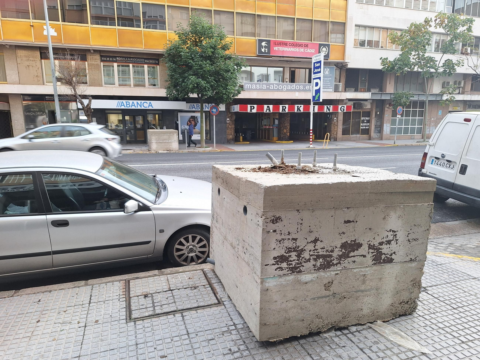 Los bloques que se están instalando a lo largo de la Avenida. Los bloques que se están instalando a lo largo de la Avenida.
