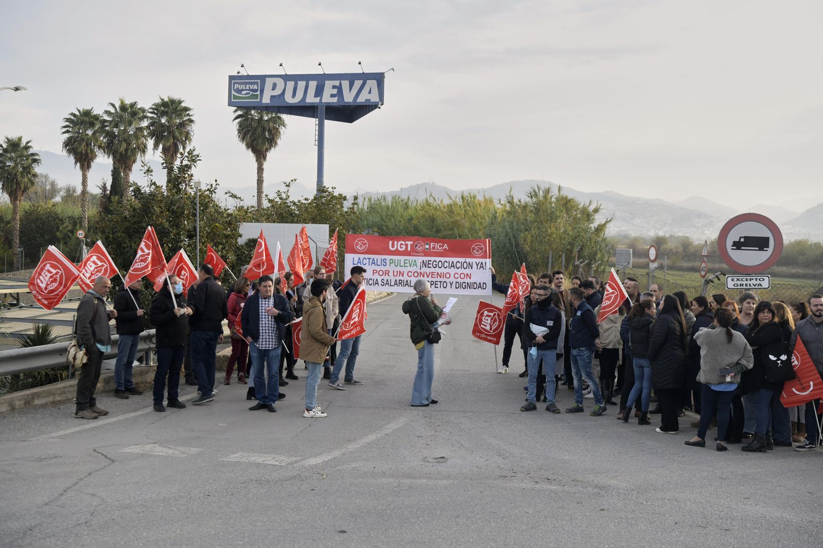 Imagen de una concentración a las puertas de la empresa Lactalis Puleva de Granada