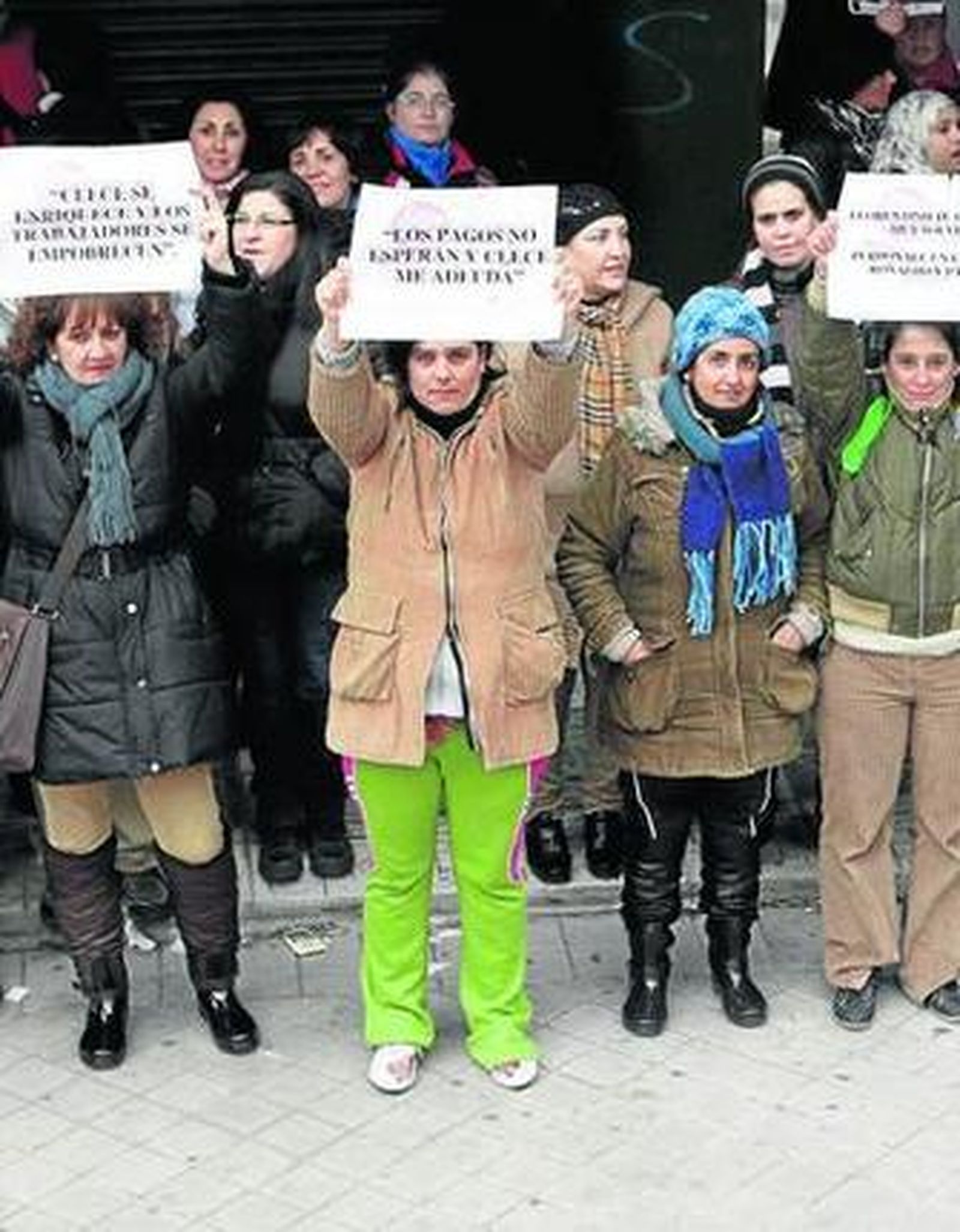 Imagen de los trabajadores de Clece encerrados por no cobrar.