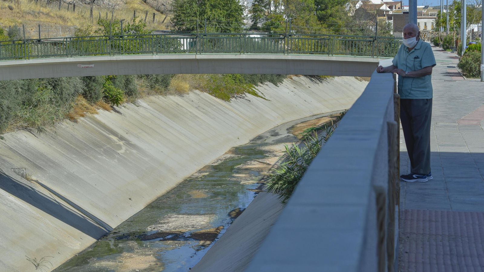 Pepe, un jubilado que pasea y que se detiene un momento junto al cauce del río Yeguas, que atraviesa Casariche.
