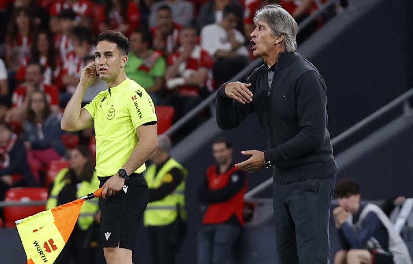 Pellegrini da instrucciones en la banda de San Mamés.