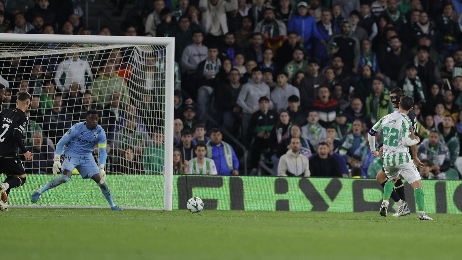 Isco golpea el balón con precisión quirúrgica para anotar el 2-1 para el Betis.