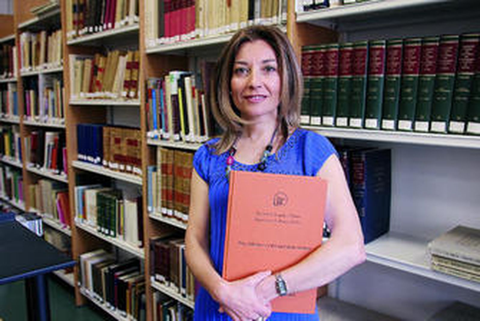 Carmen Vallejo, en la Biblioteca de la Universidad de Sevilla con su tesis doctoral.