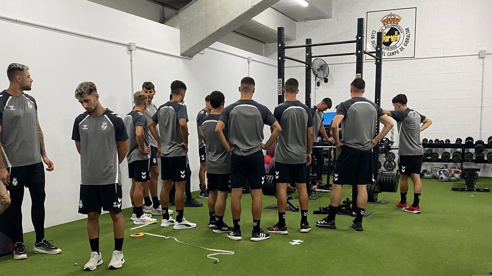 Los balonos, este lunes en el gimnasio.