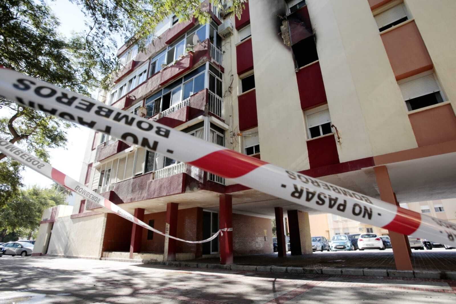 Imagen del bloque donde se ha producido el incendio en Cádiz.