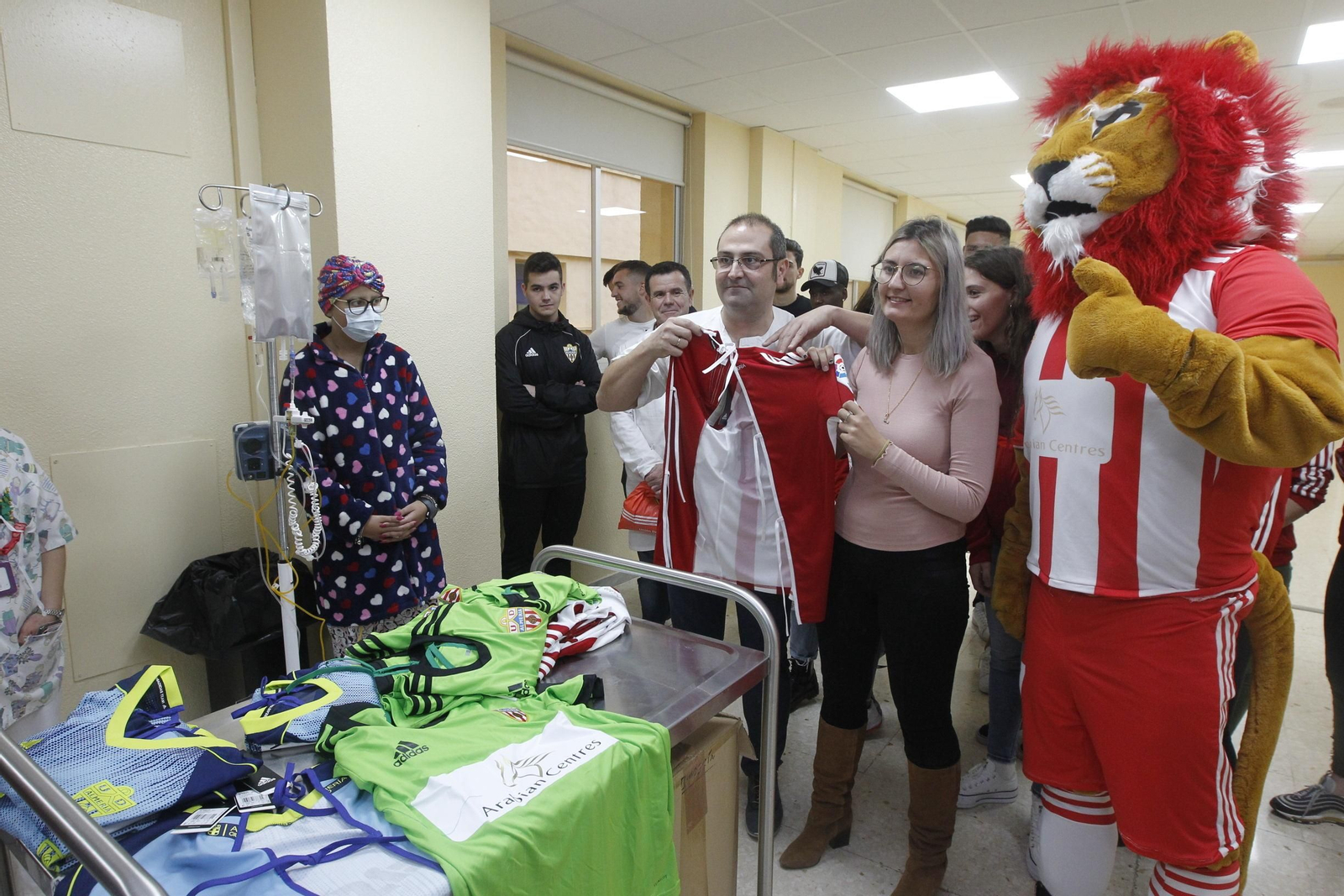 Fotogalería visita jugadores U.D. Almería Hospital Torrecárdenas