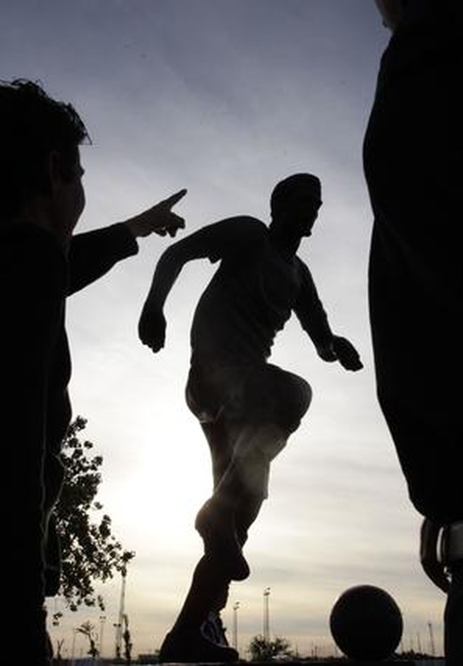 Imagen a contraluz de la estatua en honor a Puerta.

Foto: Antonio Pizarro